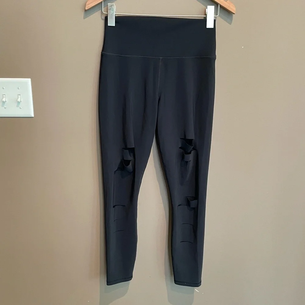 Alo Yoga High Waisted Ripped Warrior Legging in Black Size Extra‎ Small